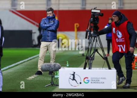 Monaco, Germania. 5 febbraio 2024. Alexander Straus (FC Bayern Muenchen, allenatore), FC Bayern Muenchen vs. SC Freiburg, Fussball, Google Pixel Frauen-Bundesliga, 12. Spieltag, Saison 2023/24, 05.02.2024, LE NORMATIVE DFL VIETANO QUALSIASI USO DI FOTOGRAFIE COME SEQUENZE DI IMMAGINI, foto: Eibner-Pressefoto/Jenni Maul Credit: dpa/Alamy Live News Foto Stock