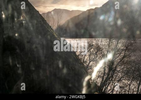 Guardando fuori dal finestrino del treno Oslo-Bergen, Norvegia, tramonta in un fiordo Foto Stock