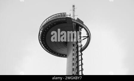 Vista sul faro di Moncloa, è una torre di trasmissione, costruita nel 1992, con un punto panoramico. 5 febbraio 2024 Madrid, Spagna Foto Stock