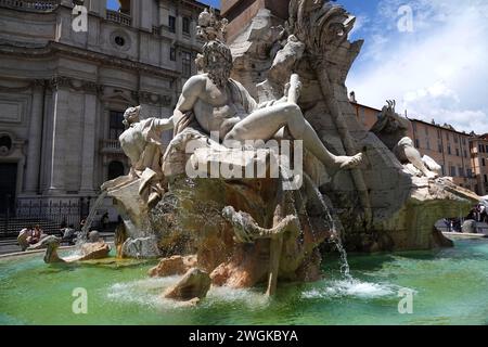 La Fontana dei quattro fiumi o Fontana dei quattro fiumi che si erge di fronte alla Chiesa di Sant'Agnese in Agone in Piazza Navona, Roma. Italia Foto Stock