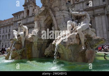 La Fontana dei quattro fiumi o Fontana dei quattro fiumi che si erge di fronte alla Chiesa di Sant'Agnese in Agone in Piazza Navona, Roma. Italia Foto Stock