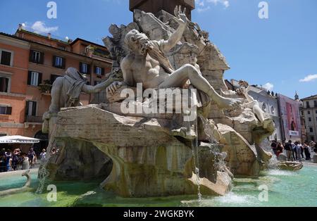 La Fontana dei quattro fiumi o Fontana dei quattro fiumi che si erge di fronte alla Chiesa di Sant'Agnese in Agone in Piazza Navona, Roma. Italia Foto Stock