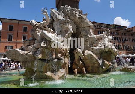 La Fontana dei quattro fiumi o Fontana dei quattro fiumi che si erge di fronte alla Chiesa di Sant'Agnese in Agone in Piazza Navona, Roma. Italia Foto Stock