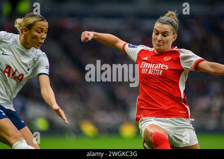 20231216 il Tottenham Hotspur Celin Bizet Ildhusøy affronta Stephanie Catley (a destra) dell'Arsenal nel suo WSL Derby Match Foto Stock