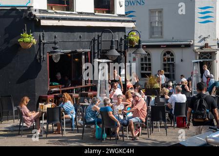 Brighton, Regno Unito, Italia, 10 giugno 2023: Persone che si rilassano nelle caffetterie nel centro di Brighton e hove Foto Stock