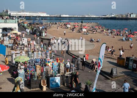 Brighton, Regno Unito, 10 giugno 2023: Folla di inglesi che camminano e si divertono sulla costa della città di brighton. Persone attive all'aperto Foto Stock