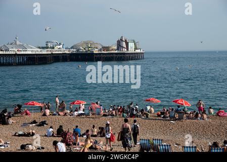 Brighton, Regno Unito, 10 giugno 2023: Folla di inglesi che camminano e si divertono sulla costa della città di brighton. Persone attive all'aperto Foto Stock