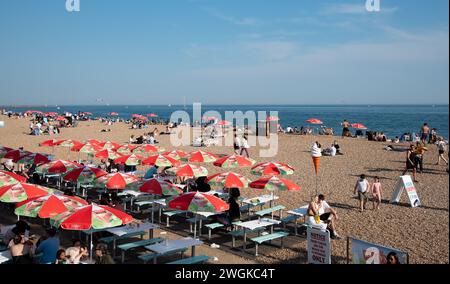 Brighton, Regno Unito, 10 giugno 2023: Folla di inglesi che camminano e si divertono sulla costa della città di brighton. Persone attive all'aperto Foto Stock