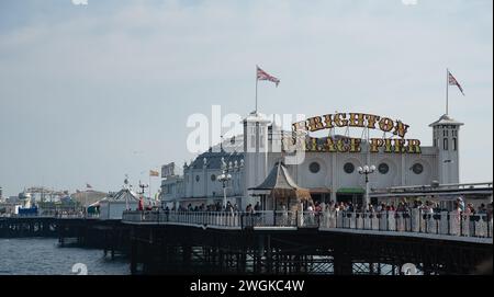 Brighton, Regno Unito, 10 giugno 2023: Folla di inglesi che camminano e si divertono sulla costa della città di brighton. Persone attive all'aperto Foto Stock