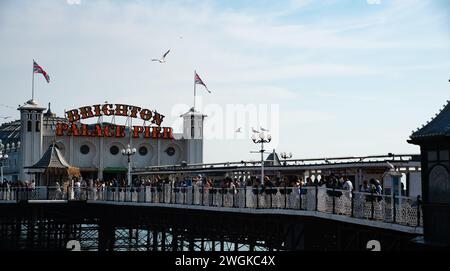 Brighton, Regno Unito, 10 giugno 2023: Folla di inglesi che camminano e si divertono sulla costa della città di brighton. Persone attive all'aperto Foto Stock