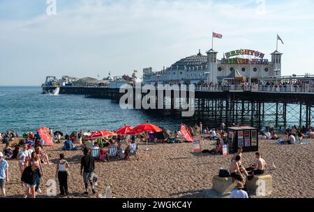 Brighton, Regno Unito, 10 giugno 2023: Folla di inglesi che camminano e si divertono sulla costa della città di brighton. Persone attive all'aperto Foto Stock