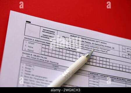 Lettera di notifica del modulo fiscale indonesiano SPT per il periodo di imposta sul reddito articolo 23 e/o articolo 26 sul conto contabile Foto Stock