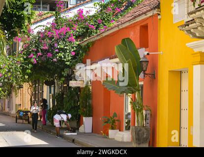 Cartagena, Colombia - 24 gennaio 2024: Persone in una delle stradine del centro storico di Cartagena. Foto Stock