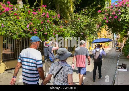 Cartagena, Colombia - 24 gennaio 2024: Persone in una delle stradine del centro storico di Cartagena. Foto Stock