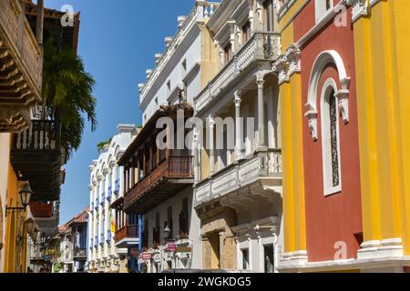 Cartagena, Colombia - 24 gennaio 2024: Stradina di edifici con balconi nel centro storico di Cartagena. Foto Stock