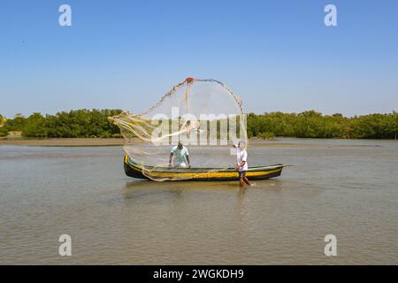 Cartagena, Colombia - 24 gennaio 2024: Persona che utilizza una tradizionale rete da pesca sulla laguna in un villaggio di la Boquilla, alla periferia di Cartagena Foto Stock