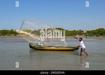 Cartagena, Colombia - 24 gennaio 2024: Persona che utilizza una tradizionale rete da pesca sulla laguna in un villaggio di la Boquilla, alla periferia di Cartagena Foto Stock