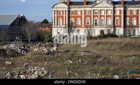 Barry, vale of Glamorgan, Galles 02 febbraio 2024; con le case di East Quay quasi completate, il consiglio esercita pressioni sugli sviluppatori per completare l'architettura del paesaggio Foto Stock