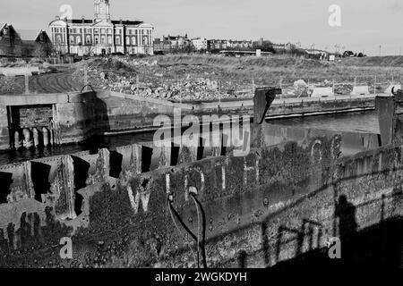 Barry, vale of Glamorgan, Galles 02 febbraio 2024; con le case di East Quay quasi completate, il consiglio esercita pressioni sugli sviluppatori per completare l'architettura del paesaggio Foto Stock