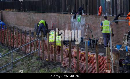 Barry ha ricevuto fondi per 40 milioni di sterline per sviluppare nuove strutture per sport acquatici e porticciolo sul vecchio molo e i lavori iniziano a sgombrare i sentieri Foto Stock