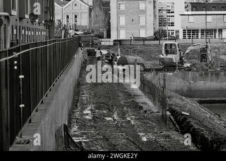 Barry ha ricevuto fondi per 40 milioni di sterline per sviluppare nuove strutture per sport acquatici e porticciolo sul vecchio molo e i lavori iniziano a sgombrare i sentieri Foto Stock