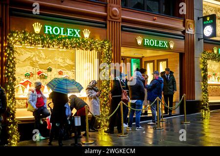 Ginevra, in Svizzera, in fila in un negozio di orologi Rolex di lusso Foto Stock