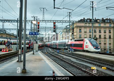 Ginevra città in Svizzera stazione ferroviaria Gare de Genève TGV Lyria che collega Francia e Svizzera partenza Euroduplex 4719 Foto Stock