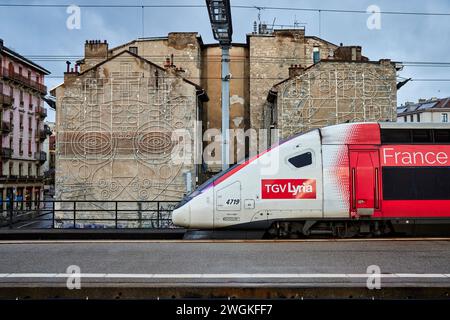 Ginevra città in Svizzera stazione ferroviaria Gare de Genève TGV Lyria che collega Francia e Svizzera partenza Euroduplex 4719 Foto Stock