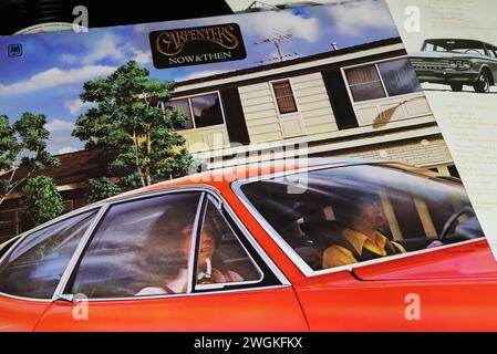 Viersen, Germania - 9 gennaio. 2024: Closeup del duo americano The Carpenters vinile album Cover Now and Then del 1973 Foto Stock