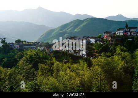 Il villaggio di MU li Hong (chiamato anche Zhanlicun) è una piccola città collinare nella Cina meridionale, ben fuori dai sentieri battuti per i turisti ma ne vale la pena Foto Stock