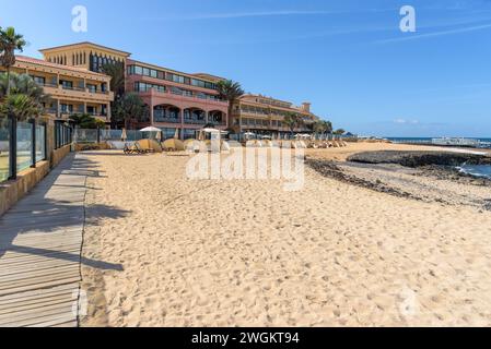 Hotel sulla spiaggia sabbiosa di Corralejo su Fuerteventura. Canarie, Spagna Foto Stock