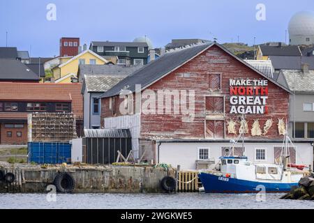 Casa nel porto con lo slogan "Rendi il Nord grande di nuovo", Norvegia, Troms og Finnmark, Vardoe Foto Stock