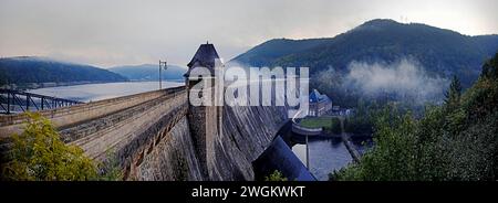 lago Edersee, muro della diga al mattino presto, Germania, Assia, Parco Nazionale di Kellerwald, Edertal Foto Stock