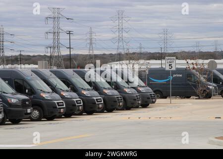 San Antonio, Stati Uniti. 5 febbraio 2024. I veicoli per la consegna Amazon sono parcheggiati all'esterno dello stabilimento Amazon DSX8 presso 11602 Tech Com Drive a San Antonio, Texas, USA, il 5 febbraio 2024. Amazon è stata fondata nel 1994 ed è ora il secondo più grande datore di lavoro privato in America. (Foto di Carlos Kosienski/Sipa USA) credito: SIPA USA/Alamy Live News Foto Stock