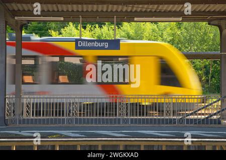 Il vagone Hessische Landesbahn HLB passa alla stazione di Dillenburg, Germania, Assia, Dillenburg Foto Stock