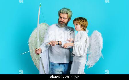 Festa di San Valentino. Frecce d'amore. Valentines cupido Angeli bambino carino e barbuto che spara freccia da arco. Il giorno del padre. Sorridendo Foto Stock