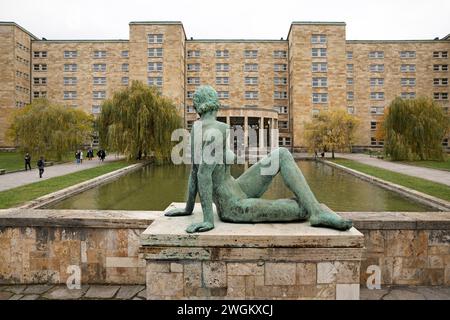 Figura di bronzo "Am Wasser" nel campus dell'Università di Goethe, Germania, Assia, Francoforte sul meno Foto Stock