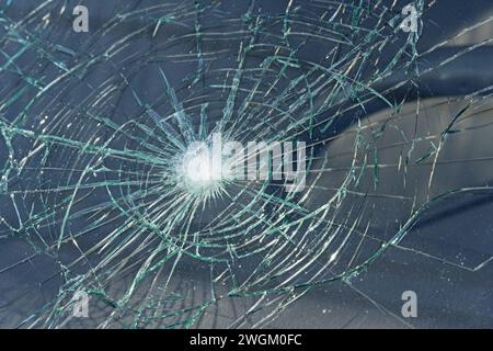 dettaglio del parabrezza dell'auto in vetro frantumato e frantumato Foto Stock