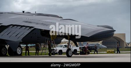 I manutentori del 23rd Expeditionary Bomb Squadron eseguono ispezioni post-volo presso Andersen Air Force base, Guam, 30 gennaio 2024. Le missioni Bomber consentono agli equipaggi di mantenere un elevato stato di prontezza e competenza e di convalidare la capacità di attacco globale degli Stati Uniti. Gli Airmen sono schierati dalla Minot Air Force base, North Dakota. (Foto U.S. Air Force di Airman 1st Class Alyssa Bankston) Foto Stock