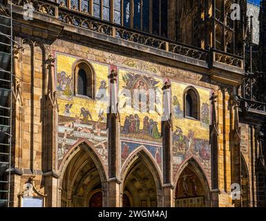 Praga, Boemia - CZ - 3 giugno 2023 Vista orizzontale del mosaico del giudizio universale presso la porta d'Oro, situata sulla facciata sud di St Vitus Cat Foto Stock