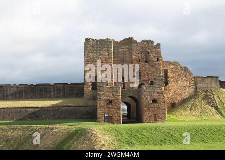 Le rovine del castello e del priorato di Tynemouth, sul promontorio roccioso (noto come Pen Bal Crag) Tynemouth, Northumberland, Regno Unito Foto Stock