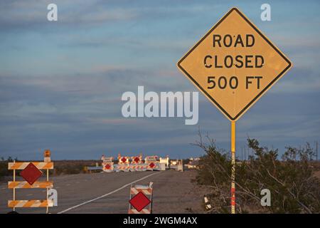La strada è chiusa per 500 metri, prima di un ponte sulla Rooute 66 nel deserto del Mojave Foto Stock