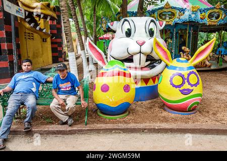 Merida Mexico, Parque Zoologico del Centenario, parco pubblico centenario, fantasia di divertimento, tema dell'uovo di Pasqua, uomo uomo uomo, adulto, residenti, S. Foto Stock