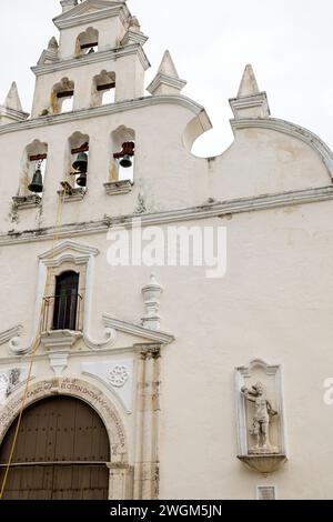 Merida Mexico, Barrio de Santiago Centro, Parroquia de Santiago Apostol Church, ingresso anteriore esterno, campanile, messicano ispanico latino-americano, Foto Stock