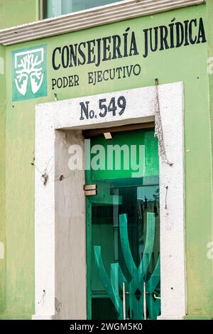 Merida Mexico, Barrio de Santiago Centro, Calle 59, ufficio legale Consejeria Juridica Poder Ejecutivo, ingresso anteriore esterno, sig Foto Stock