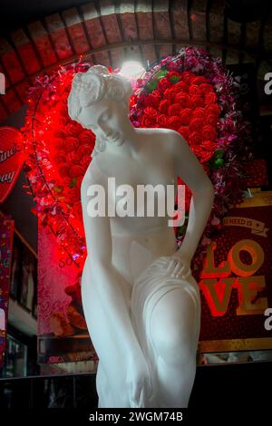 Decorazioni di San Valentino in una caffetteria italiana Foto Stock