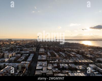 Vista aerea del Verrazzano Narrows Bridge di New York da Brooklyn. Foto Stock