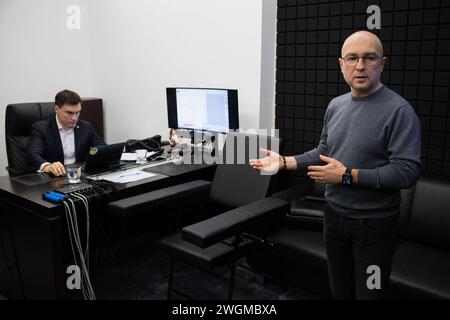 Kiev, Ucraina. 5 febbraio 2024. L'ex direttore del Dipartimento di politica militare-tecnica del Ministero della difesa dell'Ucraina Oleksandr Liiev parla ai media prima di un test poligrafico a Kiev. Oleksandr Liiev, ex funzionario del Ministero della difesa sospettato di corruzione, ha superato il test pubblico dei poligrafi per dimostrare la sua innocenza su questioni relative alla conclusione di un contratto tra il Ministero della difesa e la compagnia 'Lviv Arsenal' nell'ottobre 2022. Credito: SOPA Images Limited/Alamy Live News Foto Stock