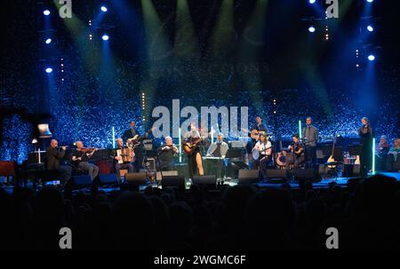 Glasgow, Scozia, Regno Unito. 4 febbraio 2024. Glasgow, Scozia. Lindsay Lou, cantante bluegrass americana e cantautrice americana, si è esibita presso la sala concerti di Glasgow al Transatlantic Sessions 2024 come parte di Celtic Connections. Nuovo album Queen of Time. Foto Pauline Keightley/ Alamy. Crediti: Pauline Keightley/Alamy Live News Foto Stock