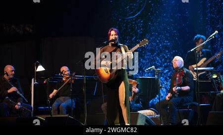 Glasgow, Scozia, Regno Unito. 4 febbraio 2024. Glasgow, Scozia. Lindsay Lou, cantante bluegrass americana e cantautrice americana, si è esibita presso la sala concerti di Glasgow al Transatlantic Sessions 2024 come parte di Celtic Connections. Nuovo album Queen of Time. Foto Pauline Keightley/ Alamy. Crediti: Pauline Keightley/Alamy Live News Foto Stock